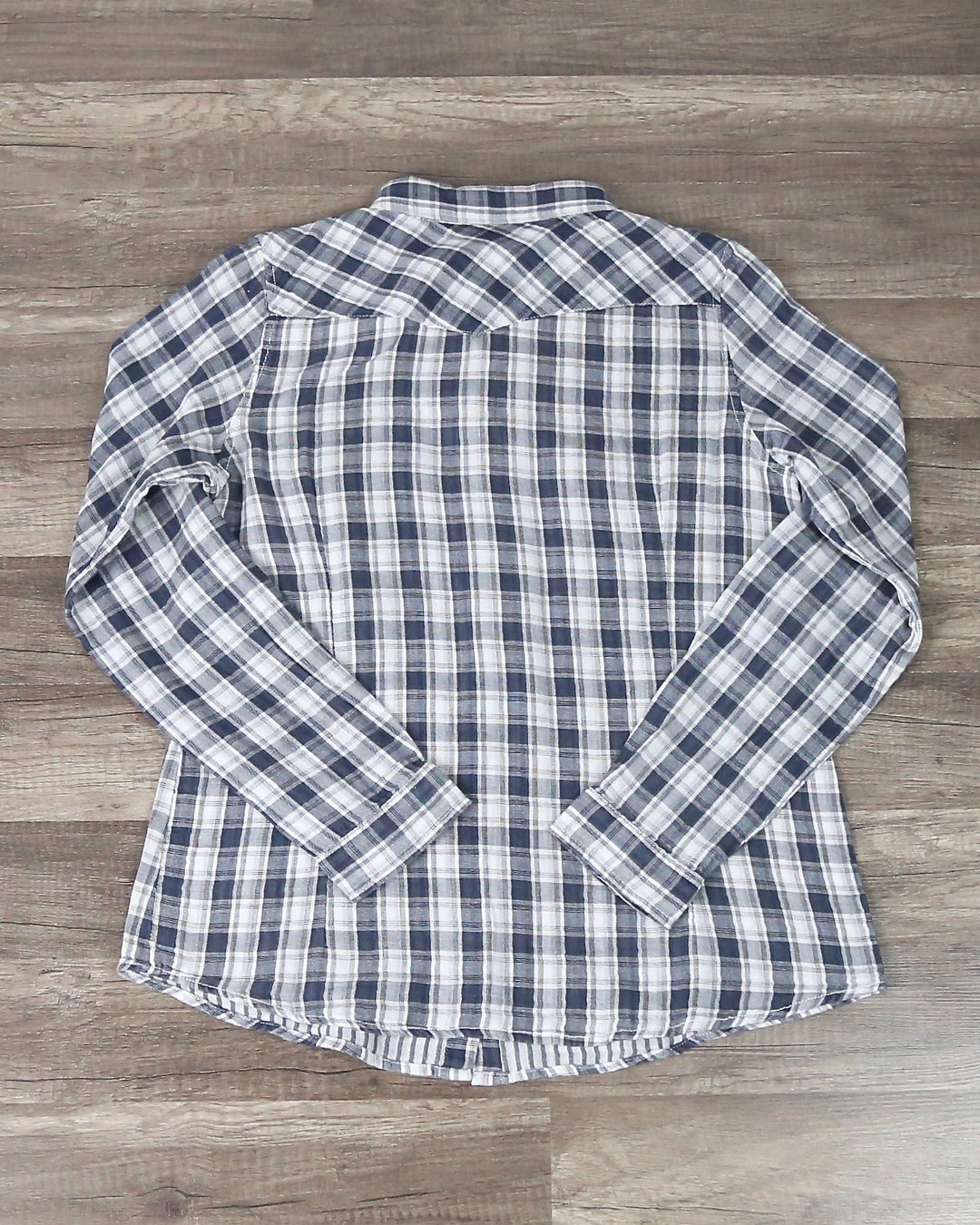 Vintage Affair Soft Button Up Plaid Flannel Long Sleeve Shirt in Navy/White