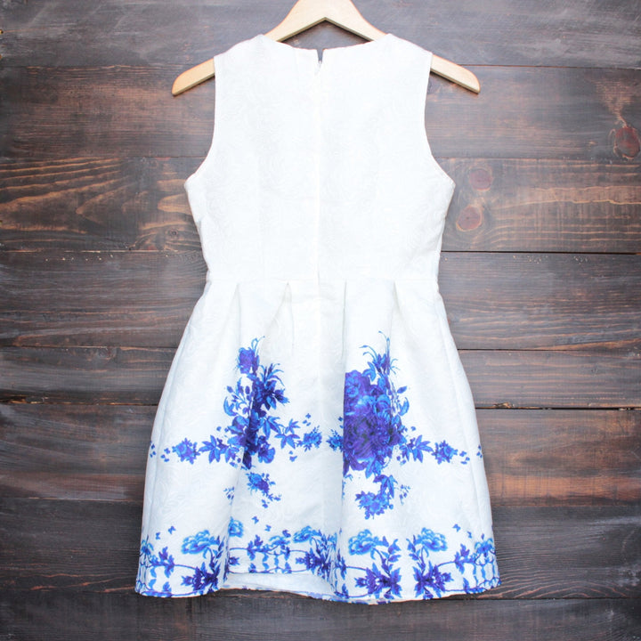 porcelain print embossed sleeveless dress in white and navy - shophearts - 2