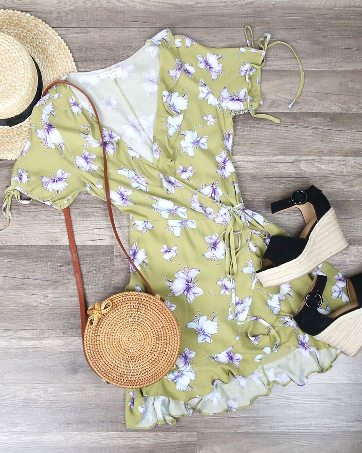 Honey Punch - Short Sleeve Floral Ruffle Surplus Dress in Kiwi