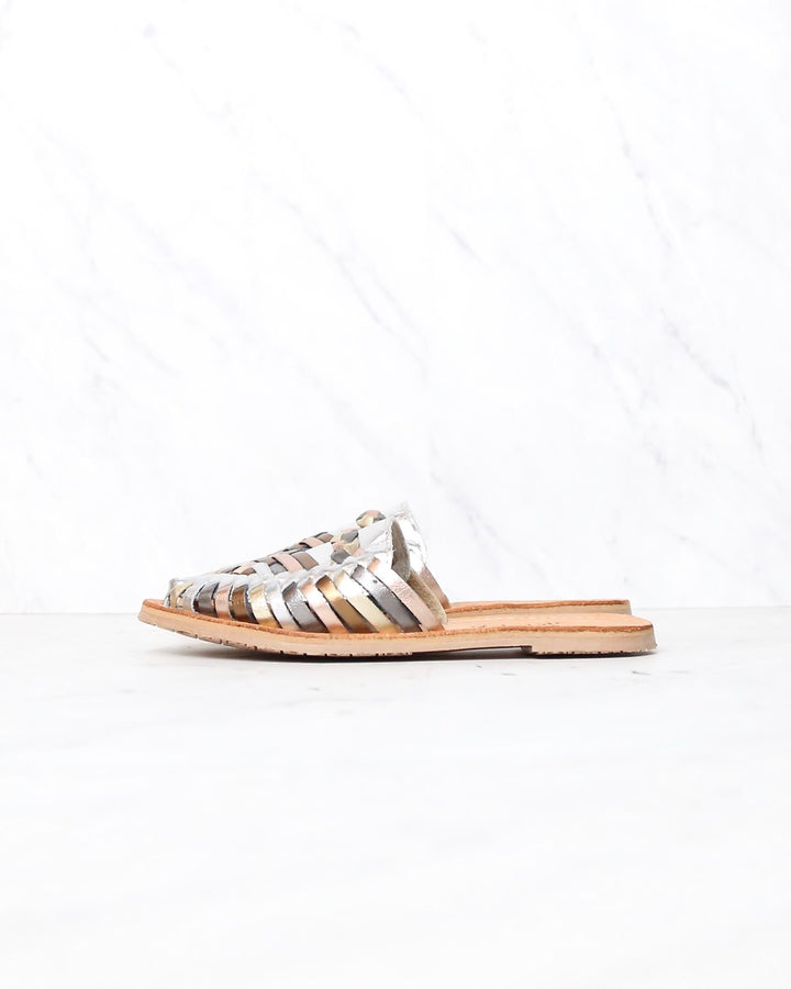 sbicca - baines huarache women's flat sandal - silver/multi