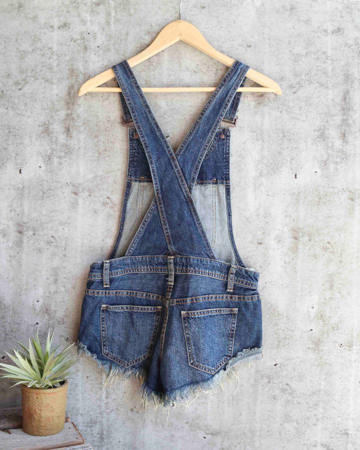 Free People - Summer Babe High Low Distressed Denim Short Overalls in Medium Wash Blue