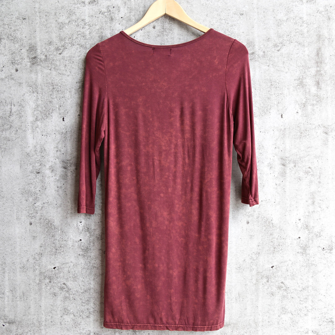 Final sale - POL Vintage Acid Wash Quarter Sleeve Top - Burgundy