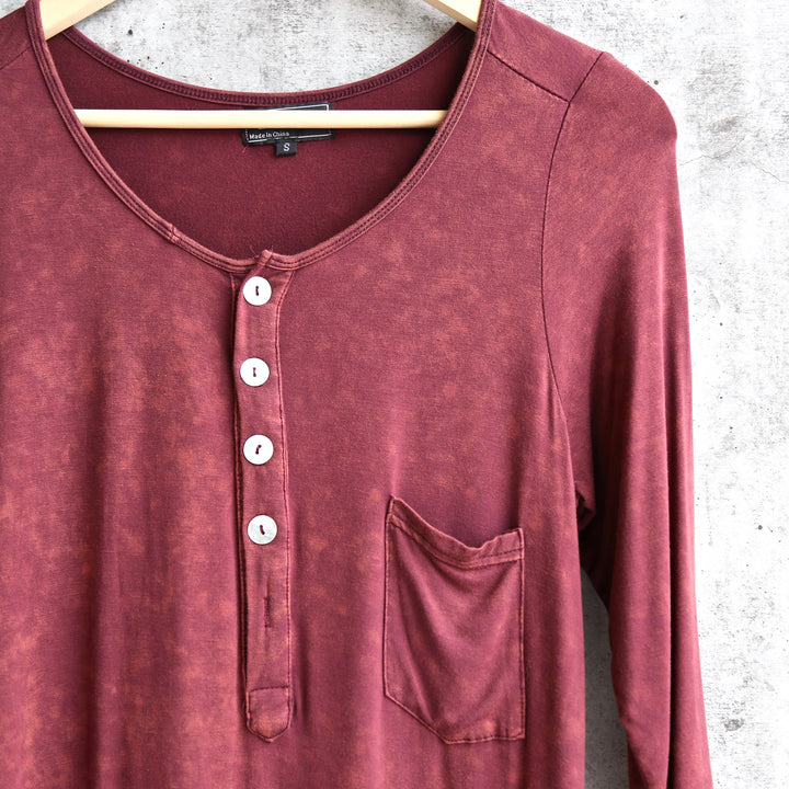 Final sale - POL Vintage Acid Wash Quarter Sleeve Top - Burgundy