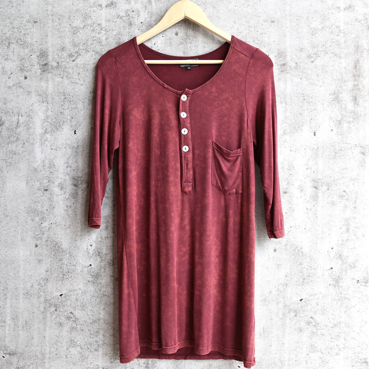 Final sale - POL Vintage Acid Wash Quarter Sleeve Top - Burgundy