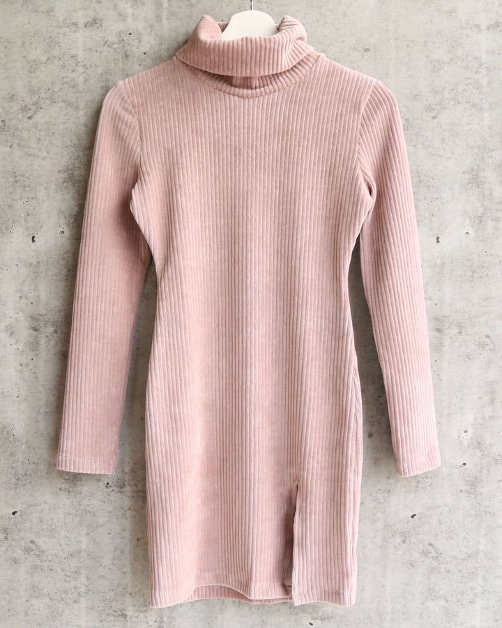 Motel - Tor Velvet Bodycon Mini Dress with Slit in Taupe