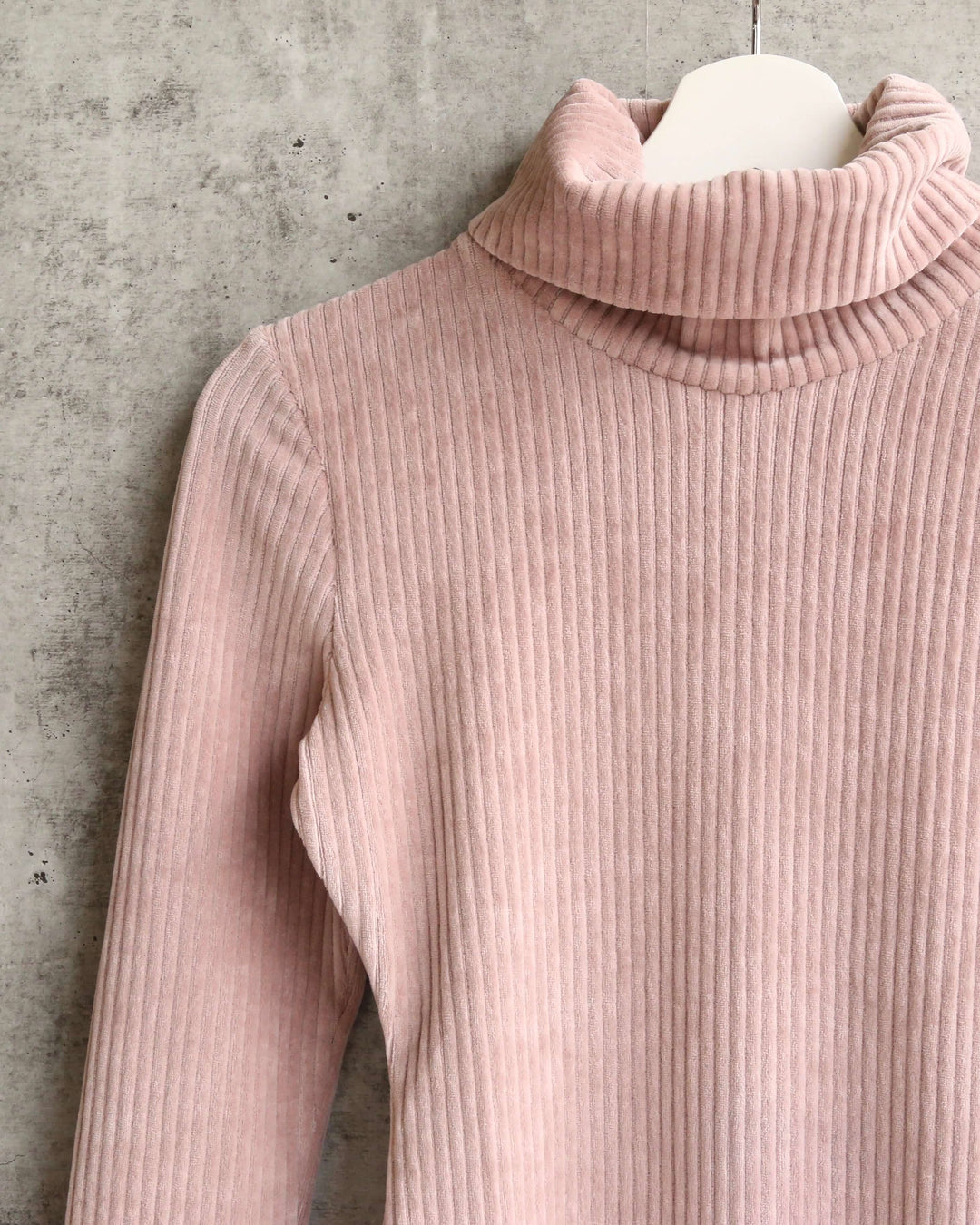 Motel - Tor Velvet Bodycon Mini Dress with Slit in Taupe