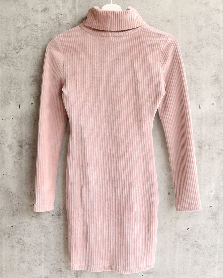 Motel - Tor Velvet Bodycon Mini Dress with Slit in Taupe