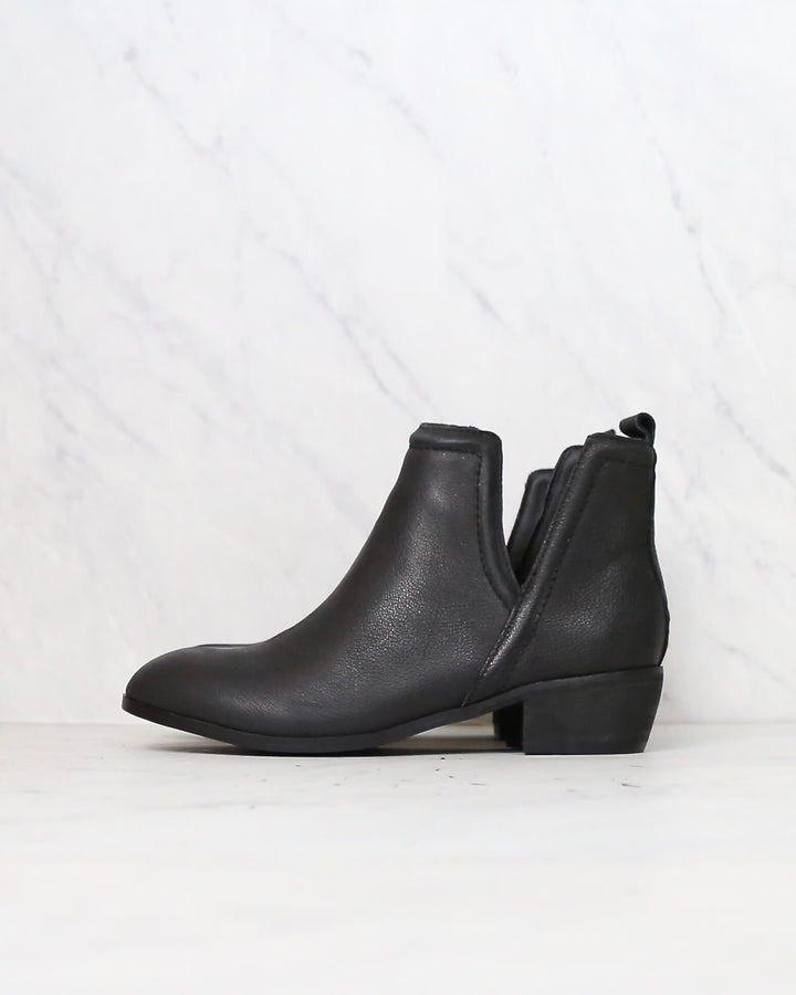 Sbicca - Silvercity Side Slit Leather Chelsea Boots in Black