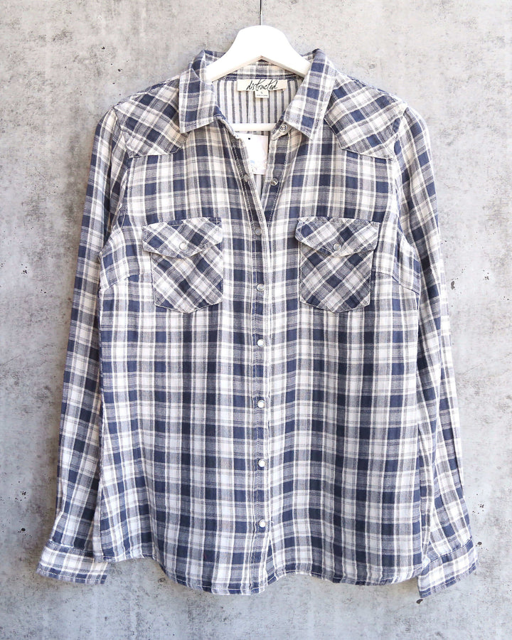 Vintage Affair Soft Button Up Plaid Flannel Long Sleeve Shirt in Navy/White