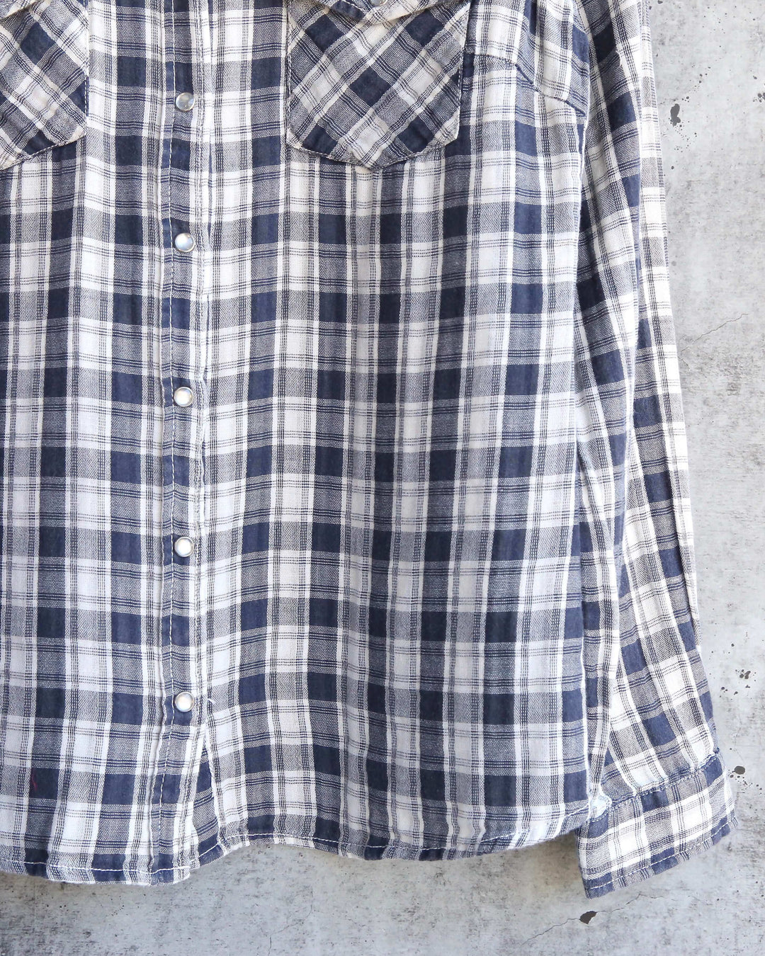 Vintage Affair Soft Button Up Plaid Flannel Long Sleeve Shirt in Navy/White